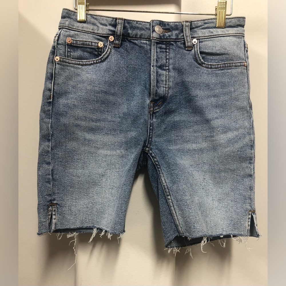 Free people button fly Bermuda boho distressed denim shorts size 26